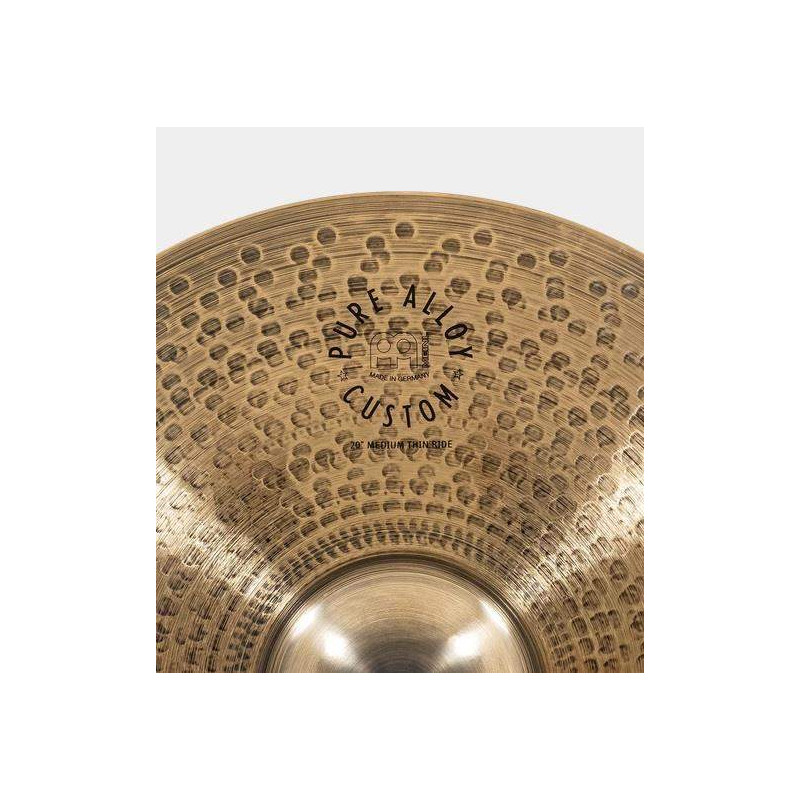 Plato Medium Thin Ride de 20" Meinl Pure Alloy Custom, abarca un amplio rango dinámico y un espectro tonal completo.