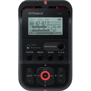 Grabador portátil con monitorización inalámbrica y control remoto Roland R-07, acabado en negro.