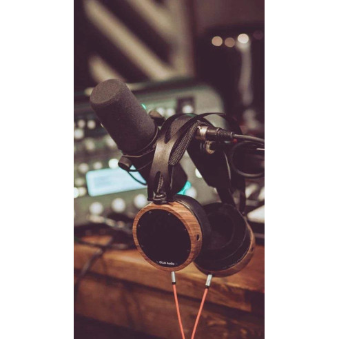 Auriculares de estudio cerrados Ollo Audio S4R fabricados con madera de Nogal, acero inoxidable y piel sintética.