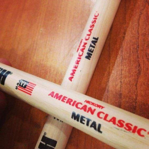 Baquetas Vic Firth CM Metal American Classic Hickory, con cabeza oval y con un extra de balance y potencia. 2