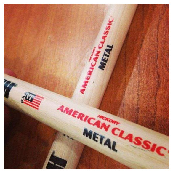 Baquetas Vic Firth CM Metal American Classic Hickory, con cabeza oval y con un extra de balance y potencia.