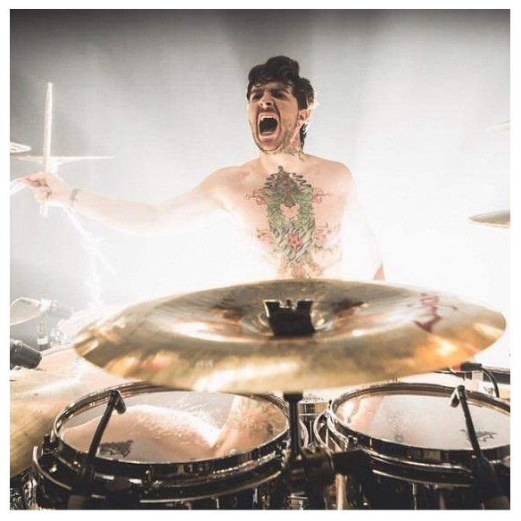 Baquetas Vic Firth CM Metal American Classic Hickory, con cabeza oval y con un extra de balance y potencia.