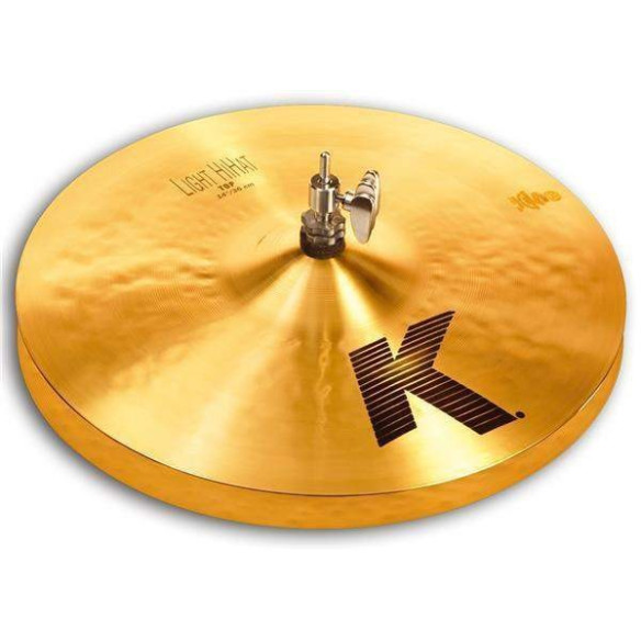 Hi Hat Zildjian 14" K Light  nos da un tacto fino, timbre oscuro y una ligera mezcla de sobretonos. Hi Hat Zildjian 14" K Light  nos da un tacto fino, timbre oscuro y una ligera mezcla de sobretonos.