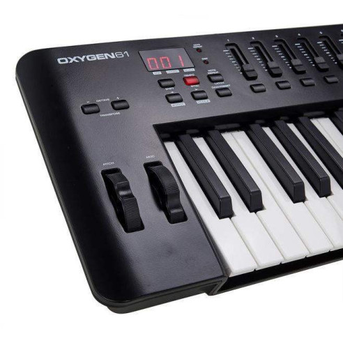 M-AUDIO OXYGEN 61 MKV Teclado Controlador 61 teclas sensibles a la velocidad,8 pads disparo ,8 botones asignables.