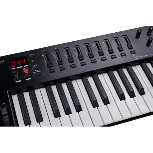 M-AUDIO OXYGEN 61 MKV Teclado Controlador 61 teclas sensibles a la velocidad,8 pads disparo ,8 botones asignables.