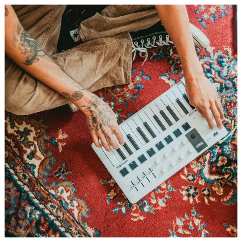 MINILAB 3 WHITE Controlador MIDI USB Compacto