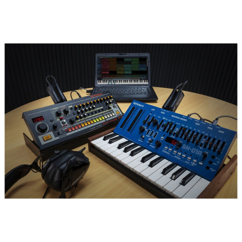 Adaptador Inalámbrico MIDI Roland WM-1D para usar MIDI sin cables.