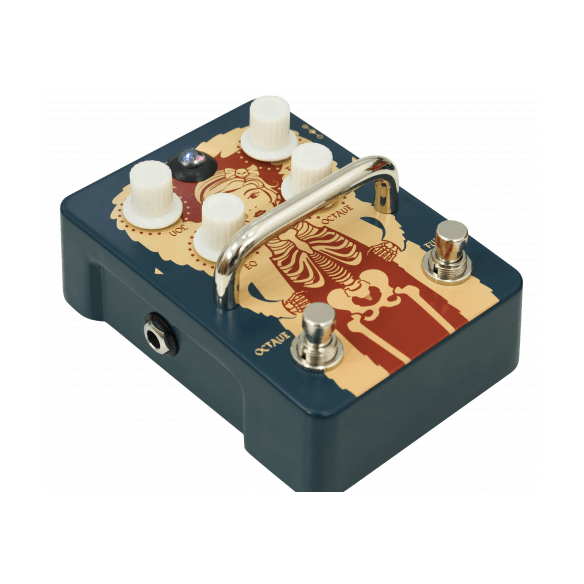 Pedal de efectos Orange Fur Coat Vintage Fuzz, con octava ajustable.