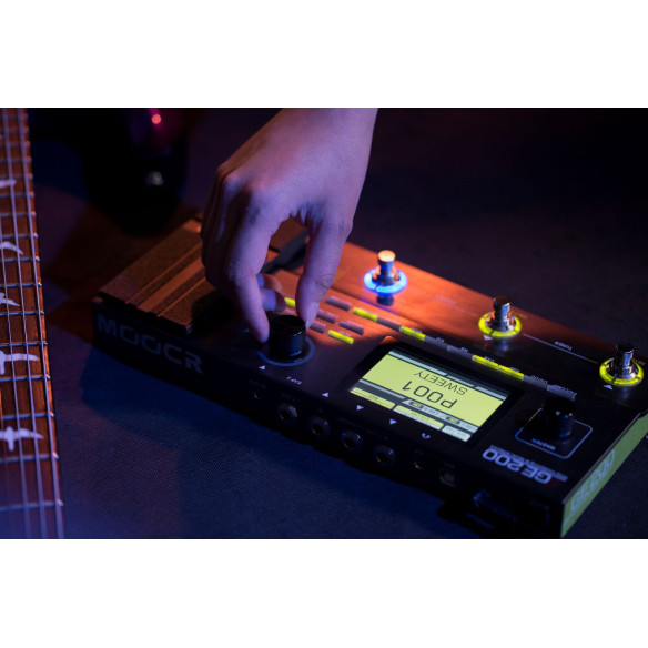 Pedalera multiefectos para guitarra Mooer GE200 con 55 tipos de amplificación, 26 tipos de pantalla y 70 efectos.