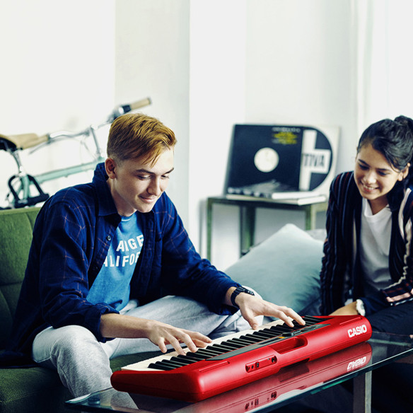 Teclado doméstico Casio Casiotone CT-S200RD de diseño compacto, con 61 teclas y alimentación a pilas opcional.