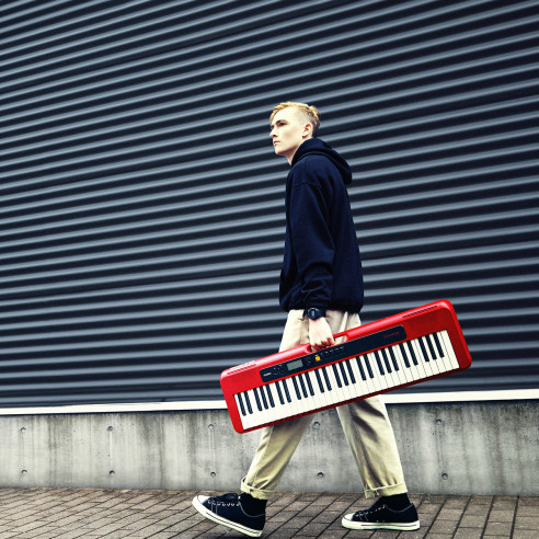 Teclado doméstico Casio Casiotone CT-S200RD de diseño compacto, con 61 teclas y alimentación a pilas opcional.