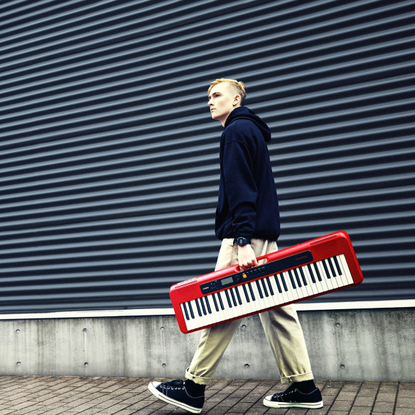 Teclado doméstico Casio Casiotone CT-S200RD de diseño compacto, con 61 teclas y alimentación a pilas opcional.