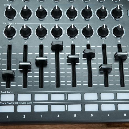 Controlador USB Launch Control XL MKII Black para Ableton Live