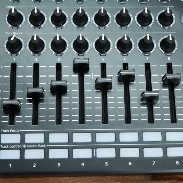 Controlador USB Launch Control XL MKII Black para Ableton Live