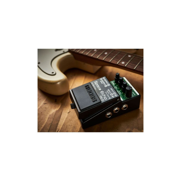 El clásico sonido de eco de cinta multicabezal 11 combinaciones con el peculiar eco ritmico de los 70s.