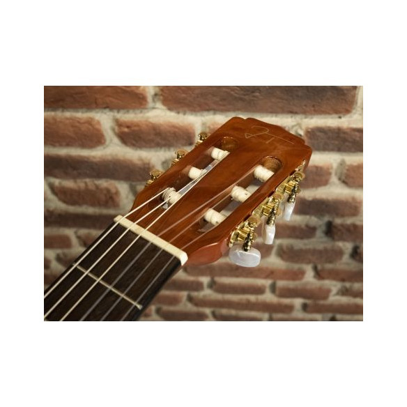 Compra Guitarra Clásica QGC-20 online | MusicSales