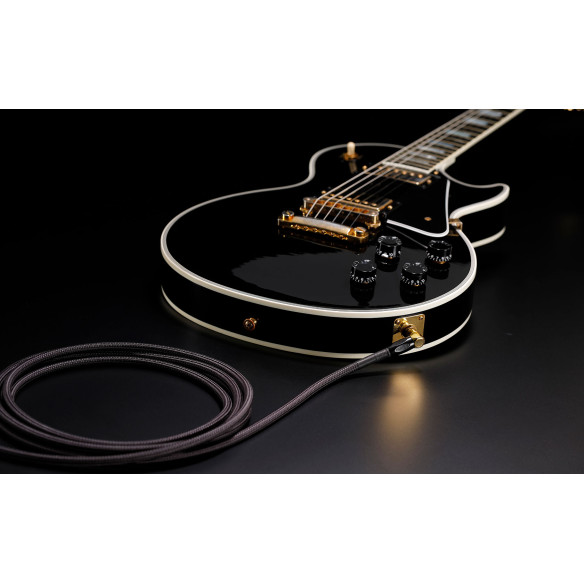 Cable de instrumento Boss Premium BIC-P18A con conectores de 1/4 de pulgada de recto a ángulo recto y 5,5 m de longitud.