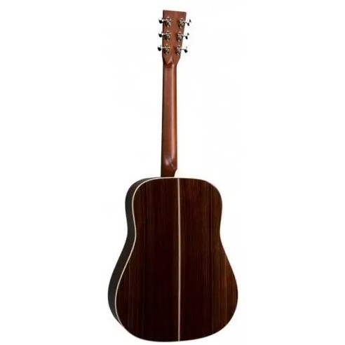 Construida en un formato 000, tapa de Abeto de Sitka de grano fino combinado con aros y fondo de palisandro de la India.