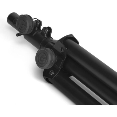 Soporte corto para altavoz Gravity SP 5111 b, de 35 mm diámetro,y fabricado en aluminio de color negro.