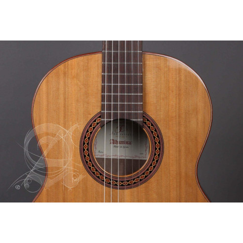 Guitarra clásica Alhambra Iberia Ziricote con tapa maciza de cedro, cuerpo de ziricote y diapasón de palosanto.