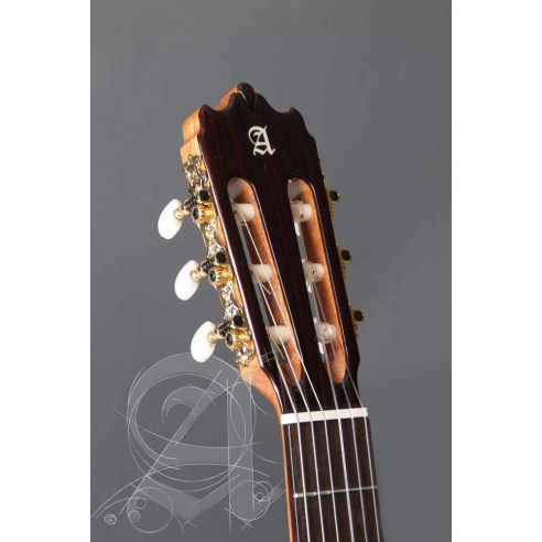 Guitarra clásica Alhambra Iberia Ziricote con tapa maciza de cedro, cuerpo de ziricote y diapasón de palosanto.