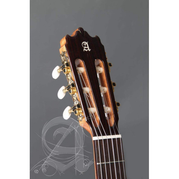 Guitarra clásica Alhambra Iberia Ziricote con tapa maciza de cedro, cuerpo de ziricote y diapasón de palosanto.