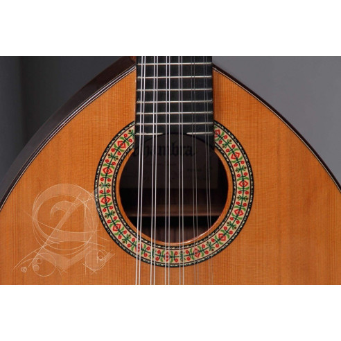 Bandurria Alhambra B-4P un instrumento tradicional con tapa de Cedro macizo y aros y fondo de Palosanto de India.