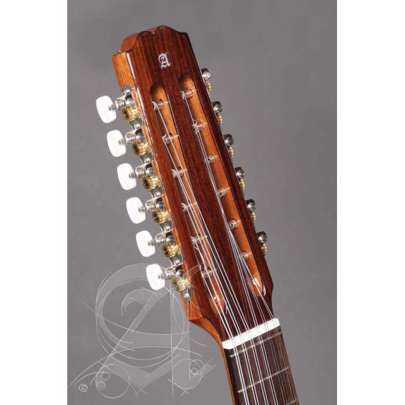 Laúd Alhambra L-3C, un instrumento tradicional con tapa de Cedro macizo y aros y fondo de Sapelli.