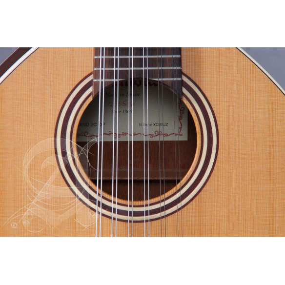 Bandurria Alhambra B-2 C OP, un instrumento tradicional con tapa de Cedro macizo y aros y fondo de Sapelli.