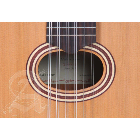 Laúd Alhambra L-2 C OP, un instrumento tradicional con tapa de Cedro macizo y aros y fondo de Sapelli.