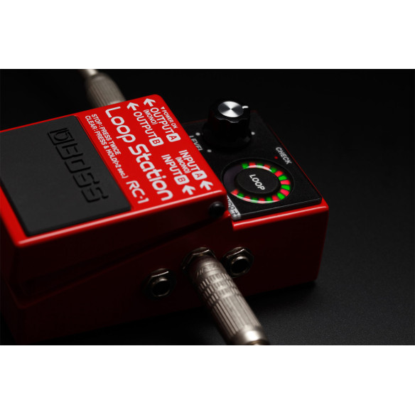 Pedal Looper Boss RC-1 con 12 minutos de grabación estéreo y un indicador Loop de 24 segmentos.