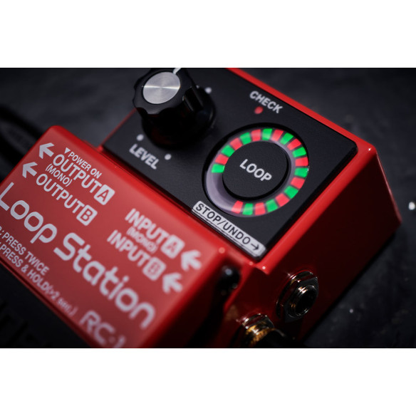 Pedal Looper Boss RC-1 con 12 minutos de grabación estéreo y un indicador Loop de 24 segmentos.