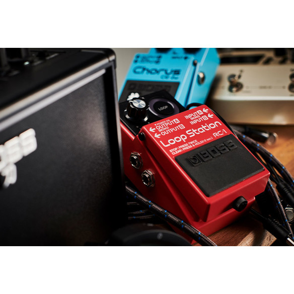 Pedal Looper Boss RC-1 con 12 minutos de grabación estéreo y un indicador Loop de 24 segmentos.