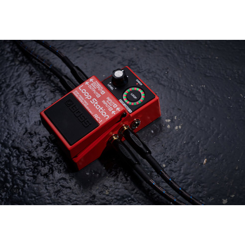 Pedal Looper Boss RC-1 con 12 minutos de grabación estéreo y un indicador Loop de 24 segmentos.