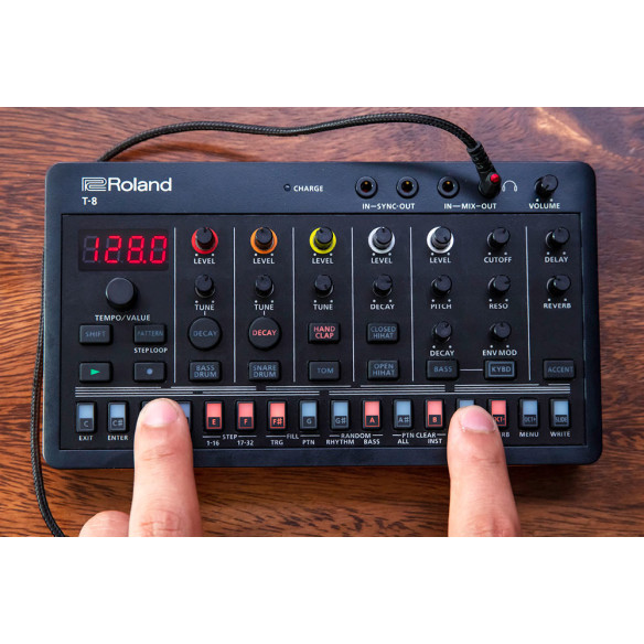 Roland T-8  Beat Machine Aira Compact Caja de Ritmos