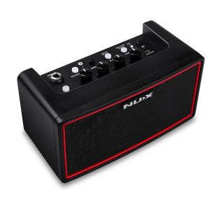 Nux Mighty Air es un amplificador de modelado digital con 7 canales y 9 patrones de batería y acompañamiento. 2