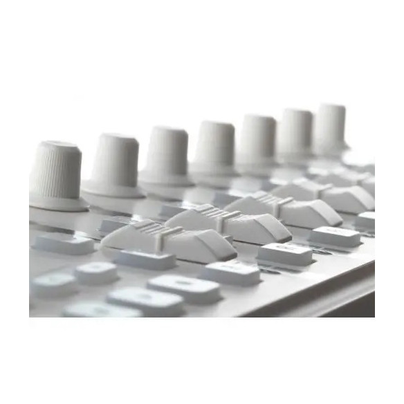 Controlador Korg Nanokontrol 2 White USB con 9 controladores rotativos, 9 faders y 18 switches.