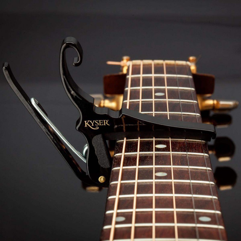 Cejilla Kyser Quick Change KGEB en color negro para Guitarra Acústica y eléctrica de 6 cuerdas, rápida y simple.