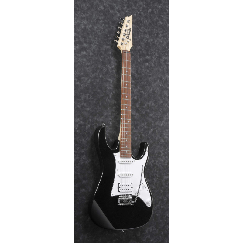 Guitarra Eléctrica Ibanez GRX40-BKN con cuerpo de álamo, mástil GRX de arce, pastillas Infinity y acabado Black Night.