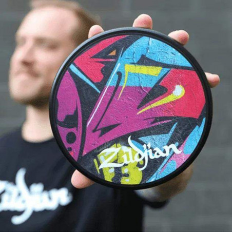 Pad de Prácticas de 6" Zildjian Graffiti proporciona una excelente respuesta para aprender la técnica de la batería. Pad de Prácticas de 6" Zildjian Graffiti proporciona una excelente respuesta para aprender la técnica de la batería.