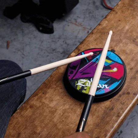 Pad de Prácticas de 12" Zildjian Graffiti proporciona una excelente respuesta para aprender la técnica de la batería.