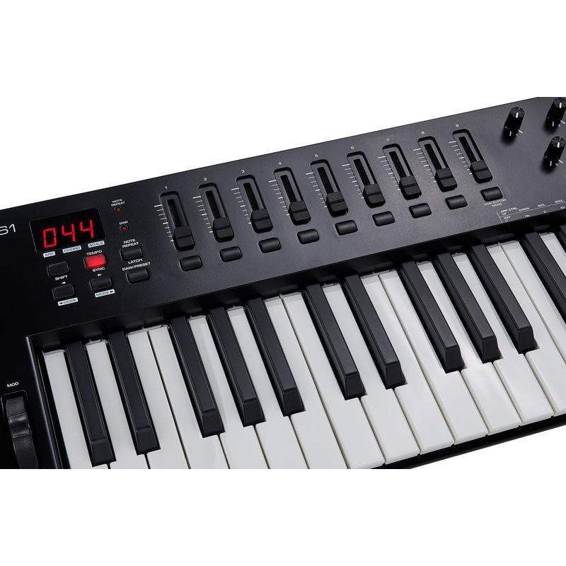 M-AUDIO OXYGEN 61 MKV Teclado Controlador 61 teclas sensibles a la velocidad,8 pads disparo ,8 botones asignables.