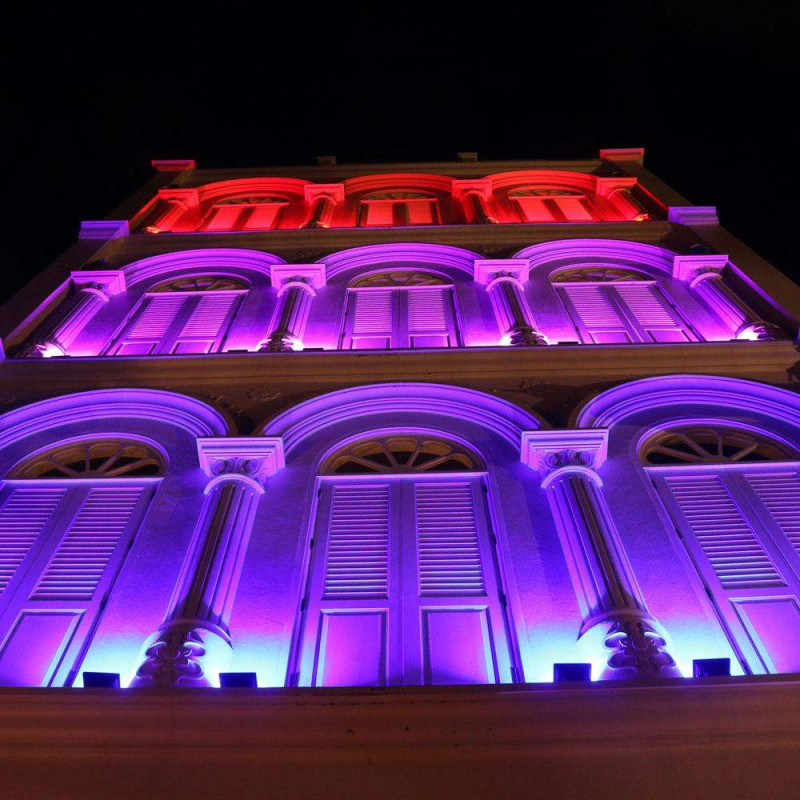 Proyector con LED COB tricolor de 60 W para uso en exterior Cameo Flat Pro Flood IP65 Tri con carcasa negra.