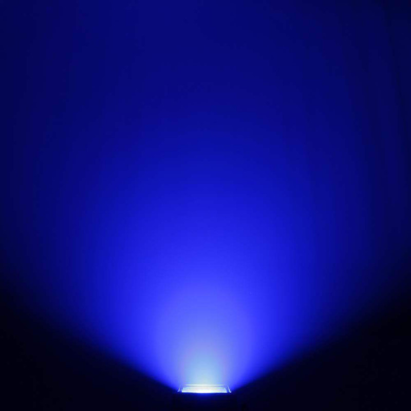 Proyector con LED COB tricolor de 60 W para uso en exterior Cameo Flat Pro Flood IP65 Tri con carcasa negra.