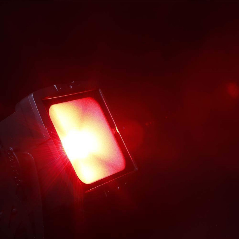 Proyector con LED COB tricolor de 60 W para uso en exterior Cameo Flat Pro Flood IP65 Tri con carcasa negra.