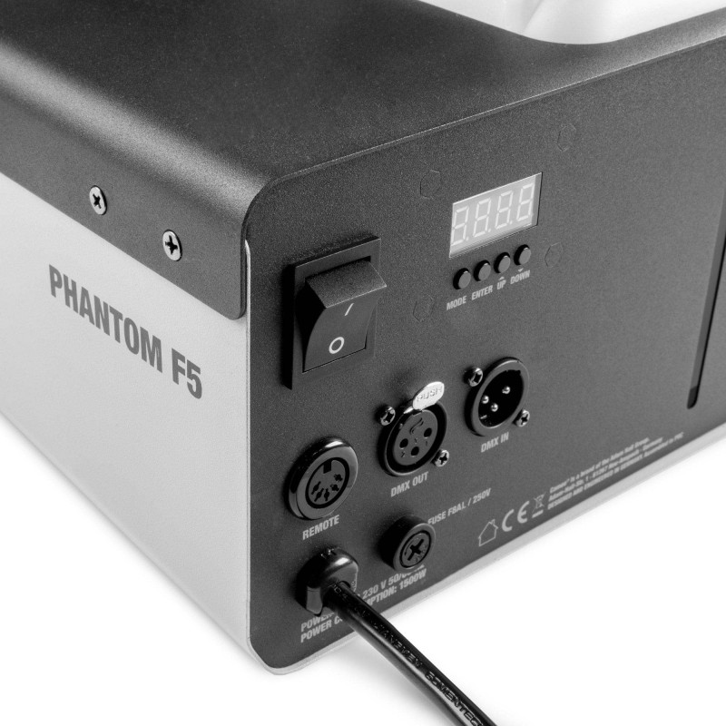 Máquina de niebla Phantom F5 con 1500 W de potencia de calentamiento e iluminación del depósito en dos colores.