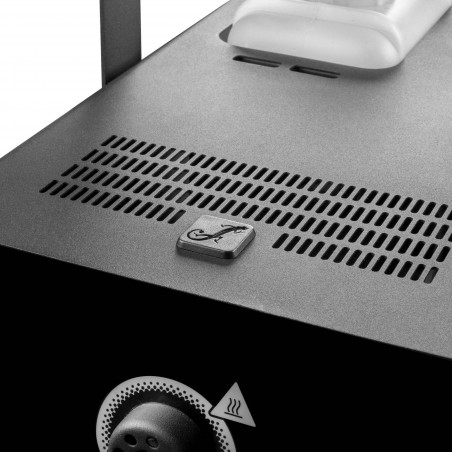 Máquina de niebla Phantom F5 con 1500 W de potencia de calentamiento e iluminación del depósito en dos colores.