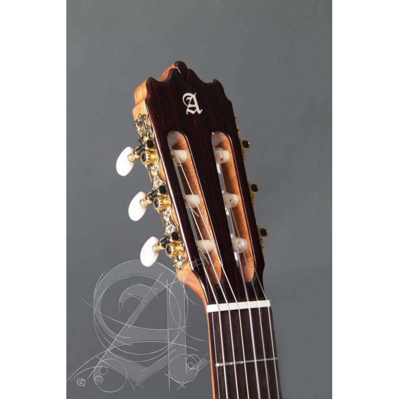Guitarra clásica Alhambra Iberia Ziricote con tapa maciza de cedro, cuerpo de ziricote y diapasón de palosanto.