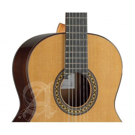 comprar Guitarra Clásica 4P de la serie Conservatorio con tapa de cedro macizo y aros y fondo de Palosanto de India.