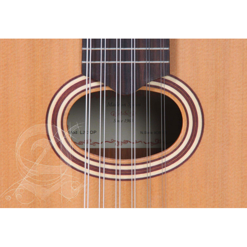 Laúd Alhambra L-2 C OP, un instrumento tradicional con tapa de Cedro macizo y aros y fondo de Sapelli.